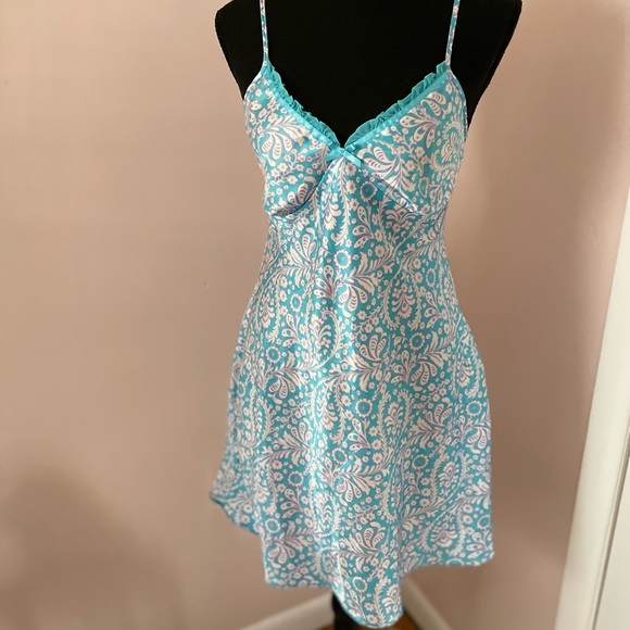 Floral design satin night gown - Picture 2 of 4